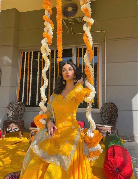 Unique Desi Outfits, Mendi Outfits, Desi Mehndi Outfit, Punjabi Maiyan Outfit, Indian Haldi Aesthetic, Holud Dress Ideas, Shaddi Outfit Aesthetic, Yellow Desi Dress, Desi Wedding Ideas