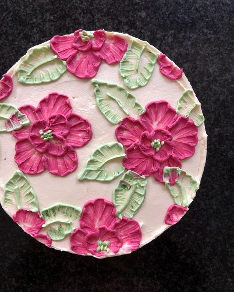 Summer Cakes Design, Summer Cake Birthday, Hibiscus Flower Cake Decoration, Hibiscus Cake Decoration, Hawaiian Birthday Cake Simple, Hibiscus Birthday Cake, Piped Flower Cake, Tropical Flower Cake, Hibiscus Flower Cake