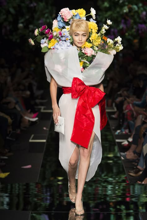 Floral Dress Runway, Dress Runway, Bouquet Dress, Moda Floral, Spring Floral Dress, Weird Fashion, Runway Dresses, Kaia Gerber, Jeremy Scott