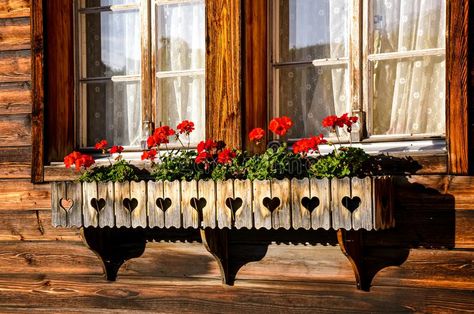 Bavarian Decor, Glass Farmhouse, Wooden Hut, Cute Designs To Draw, Geranium Flower, Chalet Style, Red Geraniums, Country Cottage Style, Decoration Photo