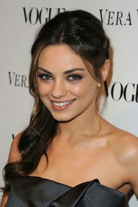 Mila Kunis Side Braid Ponytail, Braided Side, Olive Skin Tone, Side Ponytail, Olive Skin, Mila Kunis, Wedding Hair Inspiration, Actrices Hollywood, Hairstyle Look