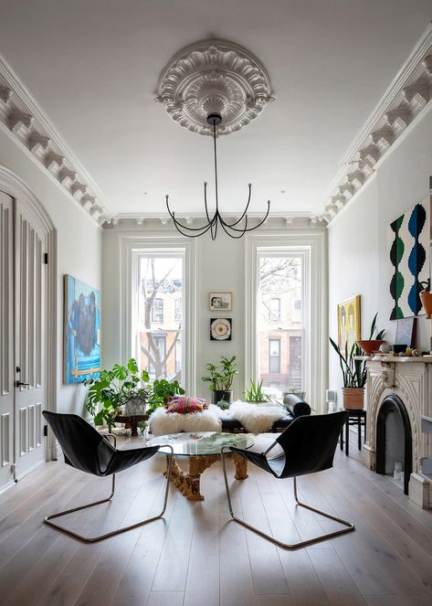 Vintage Modern Living Room, Brooklyn Townhouse, Parlor Floor, Clinton Hill, Bohemian House, Marble Fireplaces, Arched Windows, Eclectic Interior, Look Vintage