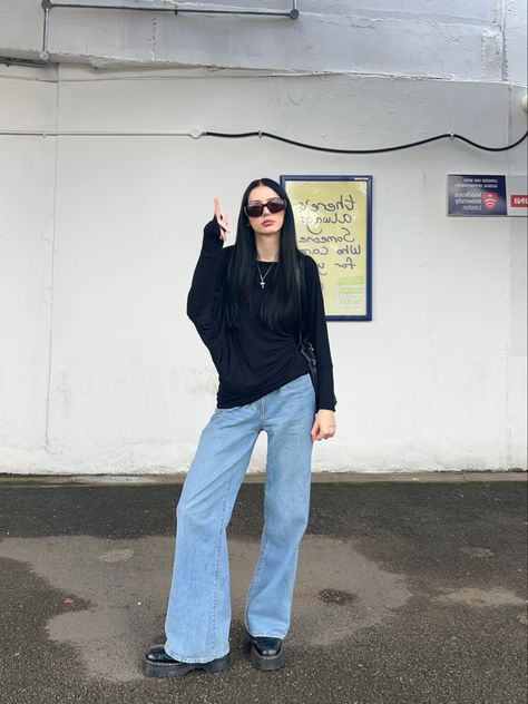 autumn outfit inspo edgy girl with sunglasses and doc marten books blue jeans london vibe Docs And Jeans, Outfit Inspo Edgy, Goth Sunglasses, Autumn Outfit Inspo, Outfit Cool, Edgy Girls, London Vibes, Doc Marten, Aesthetic Autumn