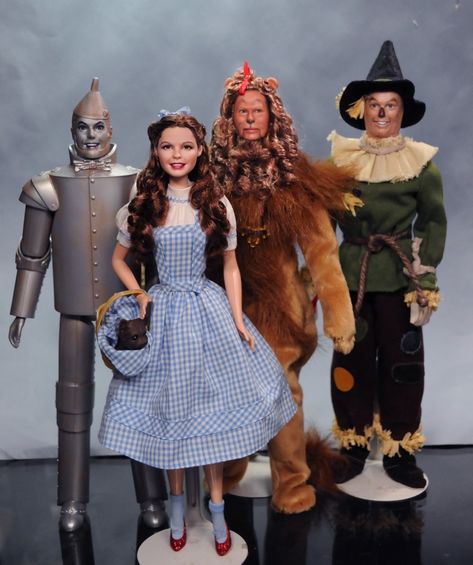 The Wizard Of Oz Dorothy, The Wiz Costumes, Munchkins Wizard Of Oz, Wizard Of Oz Cosplay, Wizard Of Oz Aesthetic, Wizard Of Oz Costume Ideas, Wizard Of Oz Cast, Wizard Of Oz Emerald City, Dorothy Oz