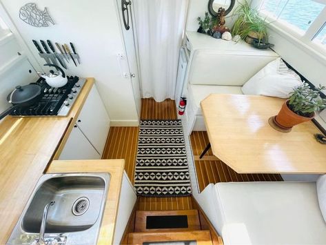 Boat Kitchen, Cabin Cruiser Boat, Boat Organization, Boat Interior Design, Sailboat Interior, Yacht Interior Design, Small Sailboats, Cabin Cruiser, Boat Interior