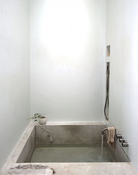 Modern country design inspiration | Concrete tub inspired by ancient Crete, designed by Michaela Scherrer, photo by Matthew Williams via Remodelista. Cement Bathtub, Bathroom Australia, Drømme Bad, Sunken Bath, Australia Architecture, Sunken Bathtub, Concrete Bath, Ideas Baños, Small Bathtub