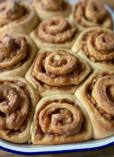 These simple Apple Butter Cinnamon Rolls are perfect for cozy mornings or festive gatherings. This is the perfect Fall easy dessert recipe. Apple Butter Desserts, Butter Cinnamon Rolls, Cinnamon Roll Recipe Homemade, Apple Butter Recipe, Apple Cinnamon Rolls, Coffee Trailer, Butter Cinnamon, Cinnamon Rolls Easy, Easy Dessert Recipe