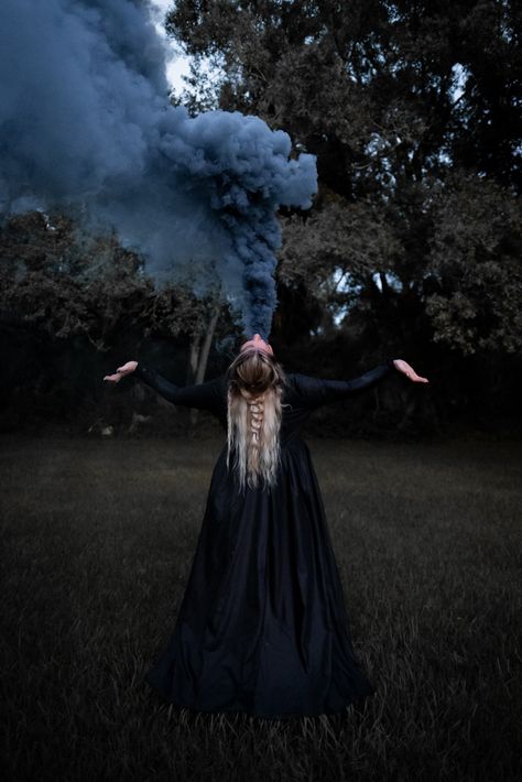 Halloween Shot Ideas, Halloween Fotos, Rauch Fotografie, Witch Photos, Horror Photography, Gothic Photography, Horror Photos, Bouidor Photography, Halloween Photography