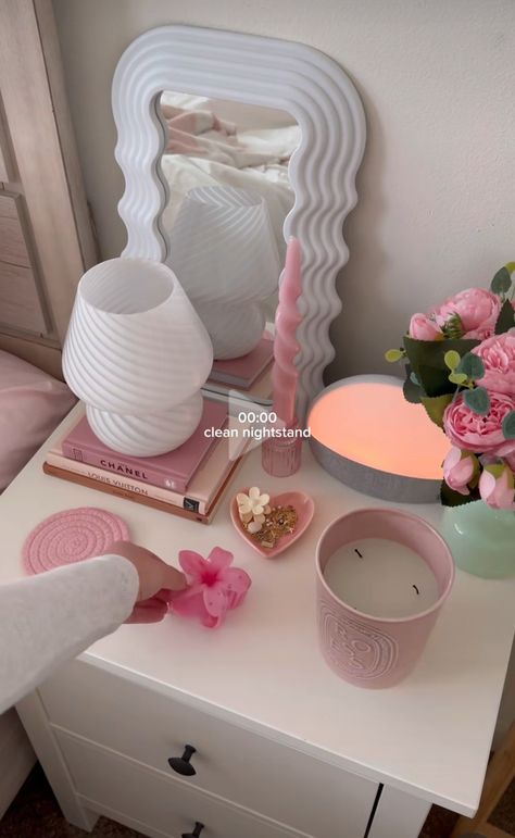 Girly Room Decor Aesthetic, Girly Apartment Ideas Bedroom, Dresser Decor Aesthetic, Regal Aesthetic, Room Organisation, Deco Rose, Girly Room, Preppy Room, Cute Room Ideas