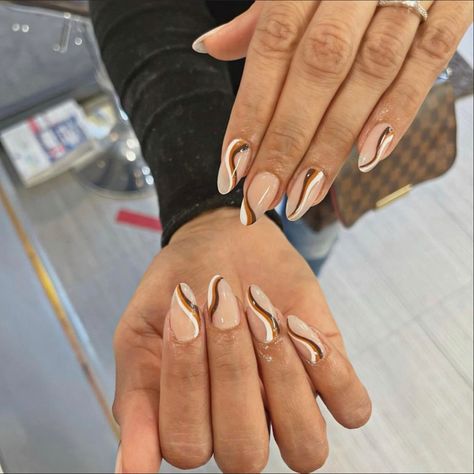 Brown Swirly Acrylic Nails, Swirly Brown Nails, Nails Curvy Lines, Nail Inspo Wavy Lines, Coffee Color Nails Designs, Swirly Fall Nails, Brown Swirl Nails Almond, Fall Swirly Nails, Brown Wave Nails