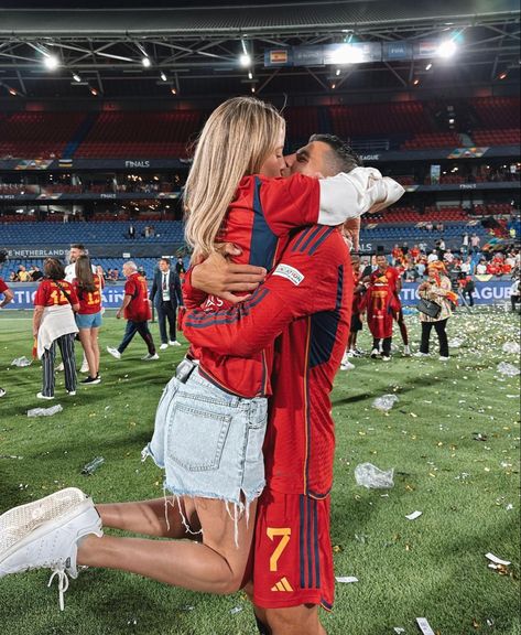 Football Player Girlfriend, Wags Soccer, Soccer Relationships, Football Player Boyfriend, Cristiano Ronaldo Art, Mikky Kiemeney, Ronaldo Art, Soccer Mom Outfit, 2016 Tumblr