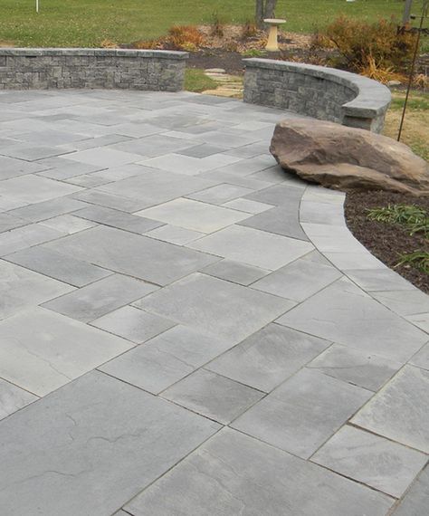 Paver Stone Patio, Stone Patio Designs, Diy Patio Ideas, Paver Designs, Cement Patio, Patio Pavers Design, Concrete Patios, Patio Slabs, Stone Steps