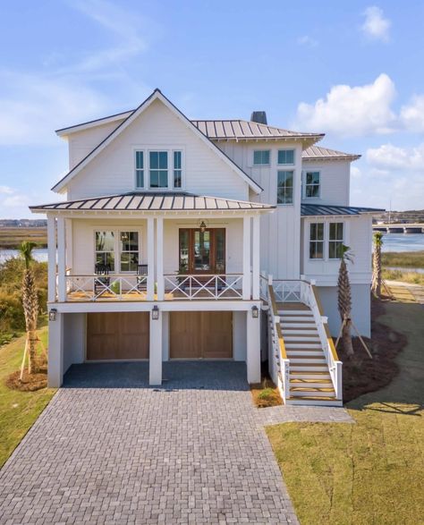 Costal House Exterior, Coastal House Exterior, Bloxburg Beach House, Small Beach Houses, Summer Beach House, Beachfront House, Coastal House Plans, Luxury Beach House, Beach House Exterior