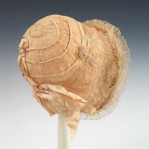 Ivory bonnet hat by Fisher, 1923-1925.  #vintage #hats #fashion #1920s Cappello Cloche, Flapper Hat, Cloche Hats, 1920's Fashion, Antique Hats, Baby Bonnets, Hat Boxes, Doll Hat, Love Hat