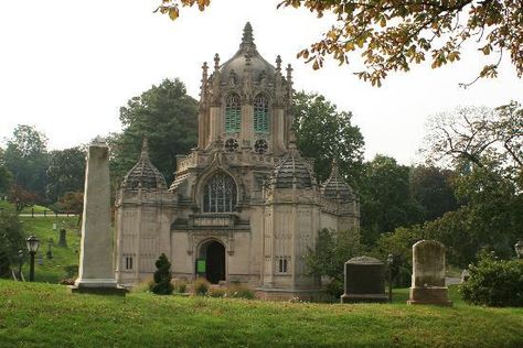 Greenwood Cemetery - Brooklyn. Has guided trolly tours every Wednesday at 1PM. Also the Site of the Battle of Brooklyn. Free parking. Greenwood Cemetery Brooklyn, Woodlawn Cemetery, Princess Photo Shoot, Greenwood Cemetery, East Coast Road Trip, What To Do Today, Grave Markers, Romantic Hotel, Cemetery Art