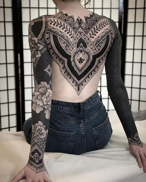 Tattoo Styles - Everything you need to know | Cuded Jack Peppiette, Black Sleeve Tattoo, Backpiece Tattoo, Tato Minimal, Solid Black Tattoo, Back Piece Tattoo, Blackout Tattoo, Ornamental Tattoo, Back Tattoo Women