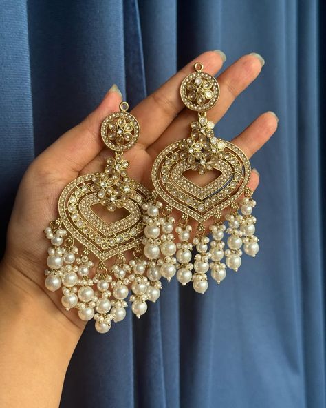 White Jhumka, Pakistani Earrings, Dark Jewelry, Pretty Jewelry Necklaces, Fancy Jewellery Designs, Traditional Jewellery, White Chandelier, Fancy Earrings, Indian Jewelry Sets