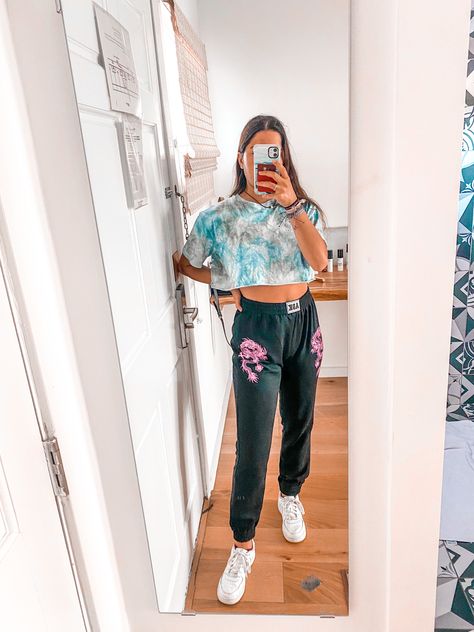 How To Tie Dye Sweatpants, Tye Dye Sweatpants Outfit, Aviator Nation Sweatpants Aesthetic, Pink Tie Dye Sweatpants, Dragon Sweatpants, Vsco Outfit, Summer Vsco, Tie Dye Sweats, Tie Dye Sweatpants