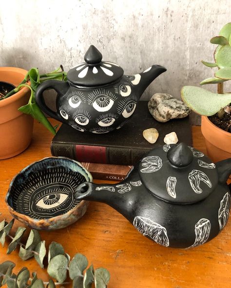 Whimsigoth Pottery, Ceramics Hand Building Ideas, Lotr Pottery, Acotar Pottery, Big Clay Projects, Goth Pottery, Witchy Ceramics, Living Room Witchy, Witchy Pottery