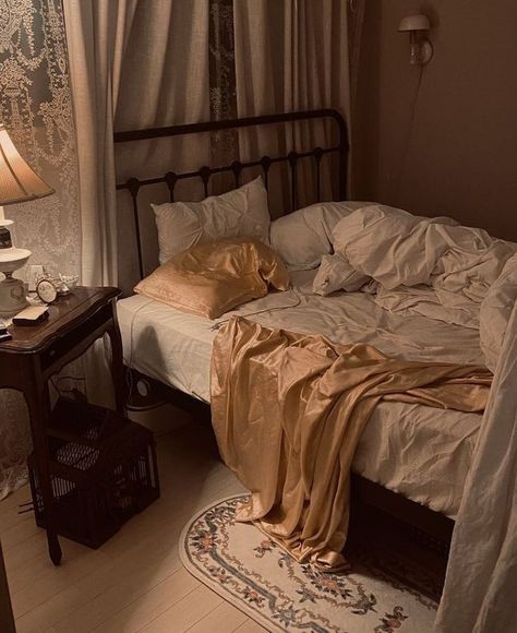 Beige aesthetic dark academia light academia antique aesthetics Dark Academia Bedroom, Academia Bedroom, Dark Academia Room, Academia Room, Vintage Bedroom, Dreamy Room, Vintage Room, Dream Room Inspiration, Cozy Room