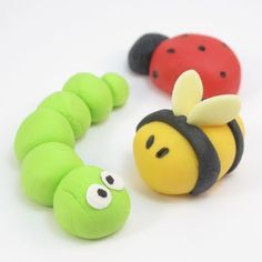 easy fondant bugs | The Decorated Cookie Fondant Bugs, Easy Fondant, Spring Cupcakes, Fondant Animals, ดินปั้น Polymer Clay, Fondant Tutorial, Fondant Decorations, Easy Cake Decorating, Fondant Flowers