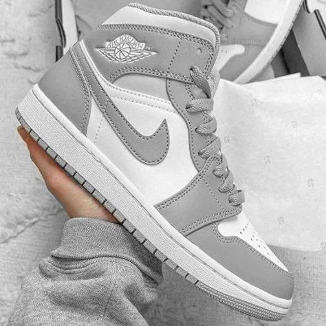 Nike Shoes Women Fashion, Shoes For Wedding, Pretty Sneakers, Nike Shoes Girls, Nike Fashion Shoes, Preppy Shoes, Pretty Shoes Sneakers, Jordan Shoes Retro, All Nike Shoes