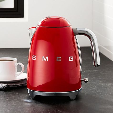 SMEG Electric Kettle - Unique Kitchen Gadgets | This Red Kettle has a sleek 60s design. Beautiful gift for a design lover! Smeg Red, Smeg Kettle, Retro Refrigerator, Retro Appliances, Electric Tea Kettle, Portable Ice Maker, Kettle And Toaster, Christmas Kitchen Decor, Red Retro