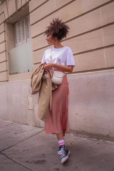 Slip Skirt Outfit, Pink Silk Skirt, Pink Skirt Outfits, Silk Skirt Outfit, Skirts With Sneakers, Midi Skirt Outfit, Estilo Real, Work Skirts, Looks Black