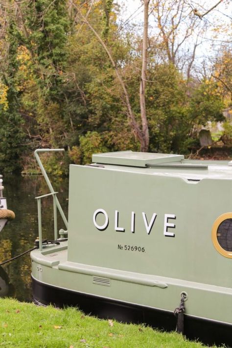 Minimalists can live on the water at this modern narrowboat, moored at Regent’s Canal in London by Pringle & Booth. The 59-ft-long houseboat is named Olive and was built in 2019. Its bespoke interiors were outfitted by its architect owners, with a soft colour palette and reclaimed maple gym flooring and white subway-style tiles. #design #architecture #minimalism #houseboat Linen Blind, Narrowboat Interiors, Floating Homes, Houseboat Living, Regents Canal, Living On A Boat, Maple Floors, Double Glass Doors, London Living