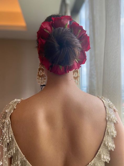 Indian Flowers In Hair, Flower In Hair Indian, Indian Hair Flowers, Hairstyles With Flowers Indian, Flower Hairstyles Indian, Bun Hairstyles With Flowers, Hair Bun With Flowers, Trendy Bun, Flower Bun