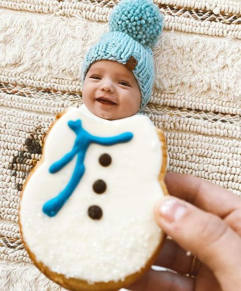 MADISON FISHER on Instagram: “I ate the CUTEST cookie this morning!🤣 hahahaha ⛄️ Thanks @sarahknuth for the cute idea! Finding this snowman cookie from Starbucks was a…” Madison Fisher, Starbucks Cookies, Baby Holiday Photos, Christmas Baby Pictures, Christmas Poses, Snowman Cookie, Cookie Pictures, Baby Christmas Photos, Christmas Photo Props