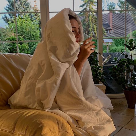 girl wrapped in douvet drinking wine Wine Picture, Wrapped In Blanket, October Pictures, Blanket Aesthetic, Aesthetic Wine, Sisters Boyfriend, Minimal Aesthetic, Wine Time, Beige Aesthetic