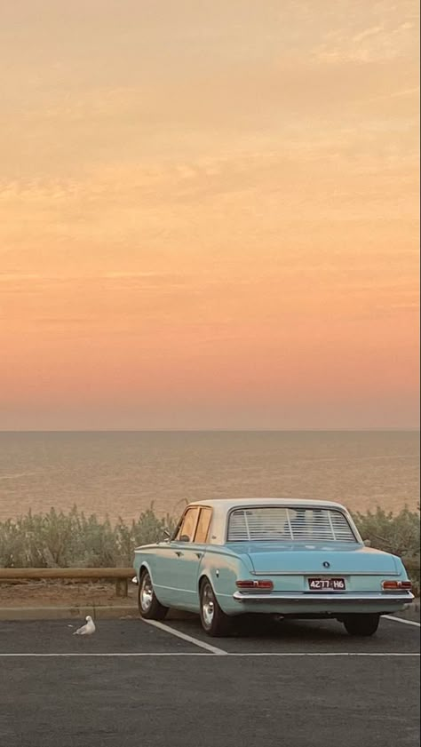 Sunset Vintage Aesthetic, Car Beach Pictures, Retro Nature Aesthetic, Car Beach Aesthetic, Retro Cars Aesthetic, Aesthetics Of Loneliness, Retro Car Wallpaper, Retro Car Aesthetic, Vintage Car Wallpaper