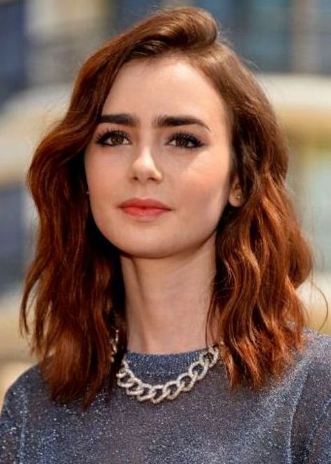 Auburn hair dark brows Medium Auburn Hair, Auburn Balayage, Hair Color Auburn, 2015 Hairstyles, Ombré Hair, Auburn Hair, Mid Length Hair, Lily Collins, Long Bob