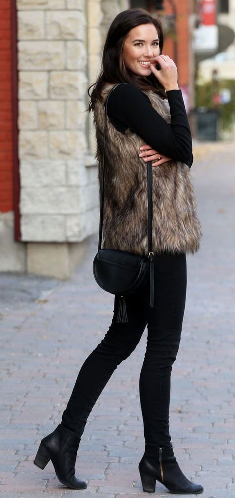 Fur Vest Outfits, Style Désinvolte Chic, Booties Outfit, Classy Winter Outfits, Quoi Porter, Mode Chic, Fashion Blogger Style, Style Noir, Black Women Fashion