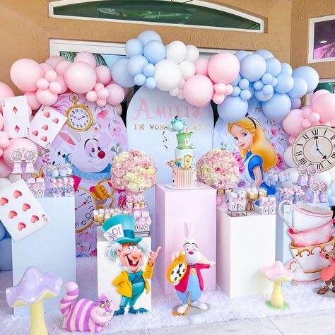 Wonderland Party Decorations, Alice In Wonderland Decorations, Alice In Wonderland Tea Party Birthday, Onederland Birthday Party, Alice Tea Party, Girls Party Decorations, Disney Birthday Party, Alice In Wonderland Birthday, Birthday Party Theme Decorations