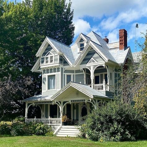 Old Big House, Canada House Exterior, Old Lady House, Modern Old House, Old Fashioned House, Canadian House, Canada House, Modern Log Cabins, Victorian Modern