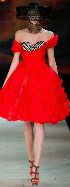 Alexander McQueen Spring 2013 Ready-to-Wear Collection via Très Haute Diva Red Things, Alexander Mcqueen Fashion, Mcqueen Fashion, Couture Mode, Red Fashion, Primavera Estate, Couture Fashion, Look Fashion, Paris Fashion