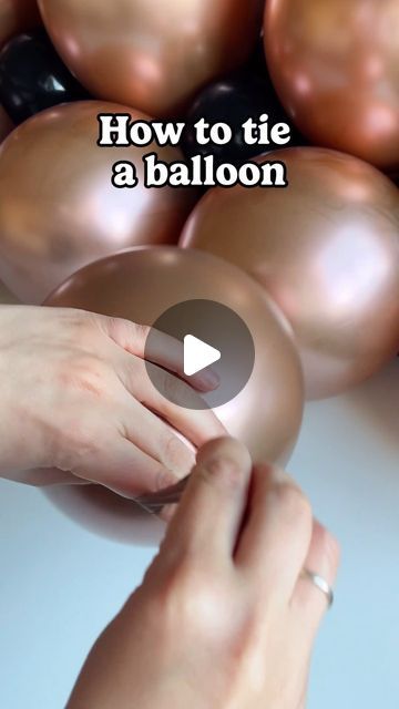 Easiest Way To Tie A Balloon, How To Tie A Balloon, How To Tie Balloons Together, Balloon Tips, Balloon Decorations Diy Tutorials, Balloon Hacks, Balloon Crafts, Diy Tie, Easy Birthday