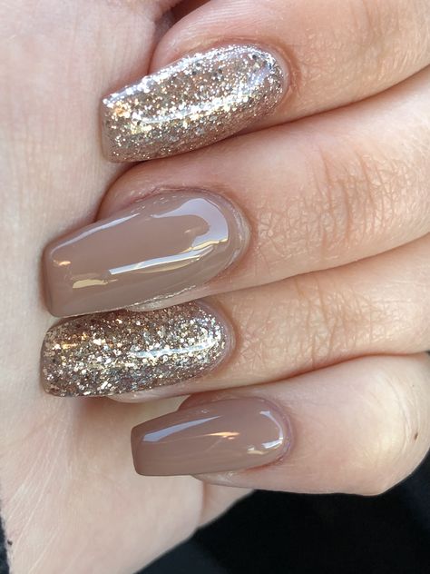 Tan and gold acrylic nails. Beige And Gold Acrylic Nails, Tan And Glitter Nails, Tan And Gold Nail Designs, Glitter Beige Nails, Nails To Match Beige Dress, Light Gold Nails Acrylic, Nail Designs Brown And Gold, Beige Quince Nails, Champagne Gold Nails Sparkle