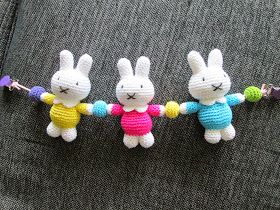 Free crochet pattern for Miffy stroller/pram toy Toys Drawing, Pram Toys, Crochet Baby Toys, Haken Baby, Google Translate, Easter Crochet, Amigurumi Free, Crochet Headband, Crochet Baby Patterns