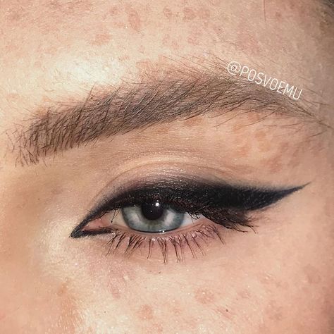 Yungblud Concert, Moschino Runway, Winged Liner Makeup, Wing Liner, Easy Winged Eyeliner, Eyeshadow For Green Eyes, Winged Eyeliner Tutorial, Neon Makeup, Simple Eyeliner