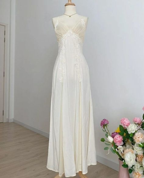 Pretty Nightgown Aesthetic, Historic Nightgowns, Medieval Nightgown Princesses, Long White Dress Formal, Simple Vintage Wedding Dress, Vintage Wedding Dress 1950s 1940s, Shabby Chic Wedding Dress, Fancy Nightgown, Nightgown Aesthetic