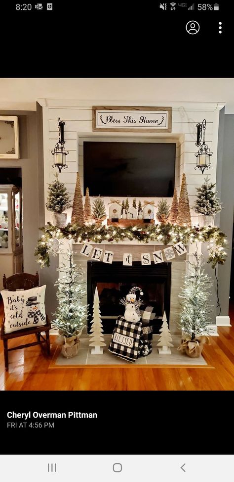 Christmas Mantle Decor With Tv, Farmhouse Christmas Mantle, Christmas Fireplace Decor Ideas, Christmas Fireplace Decorations, Fireplace Decor Ideas, Trendy Christmas Decor, Christmas Fireplace Mantels, Cozy Christmas Decor, Christmas Mantle Decor