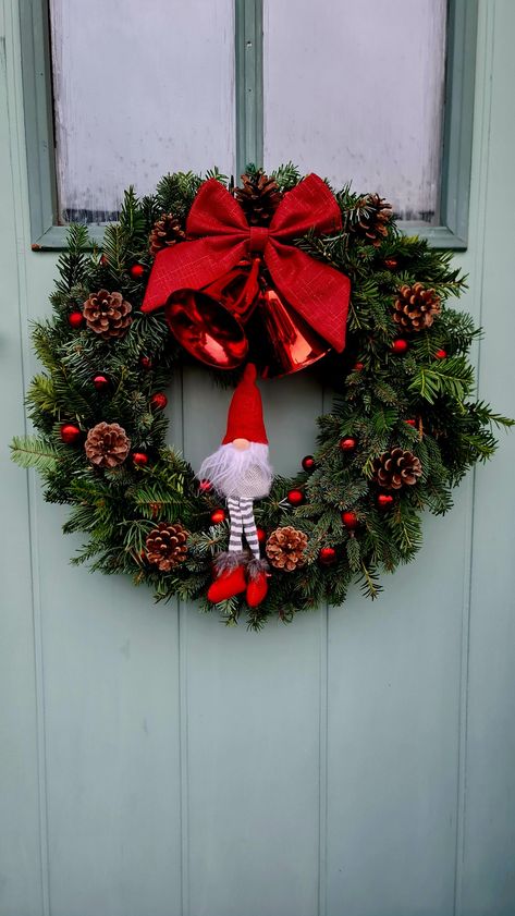 Julkrans Christmas Krans, Xmas Wreaths Ideas, Julkransar Diy, Božićni Ukrasi, Grinch Decorations, Diy Jul, Wood Stain Colors, Christmas Inspo, Christmas Wreaths Diy