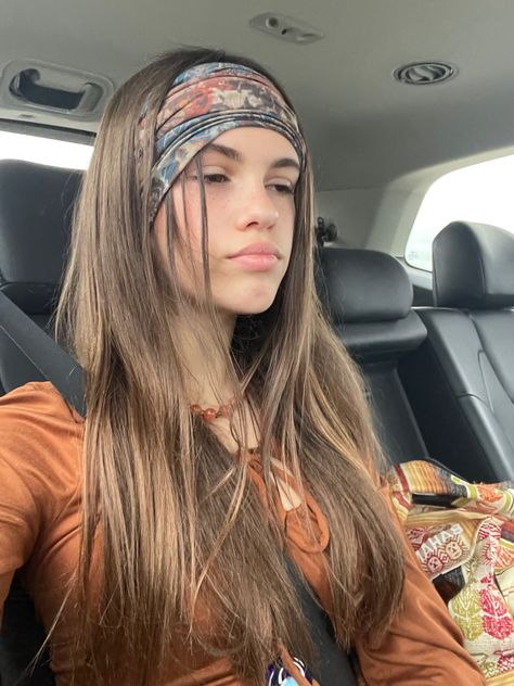 Elastic Headband Outfit, Boho Headband Outfit, Boho Headband Hairstyles, Boho Bandeau Hairstyles, Native Hairstyles, Elastic Headband Hairstyle, 70s Hippie Hair, Headbands Aesthetic, Hippy Headband