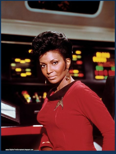 Nichelle Nichols as communications officer Lieutenant Uhura in Star Trek: The Original Series (1966 - 1969) Star Trek Vi, Star Trek Convention, Star Trek Crew, Star Trek Generations, Star Trek Ii, Nichelle Nichols, Star Trek Cast, James T Kirk, Star Trek Original Series