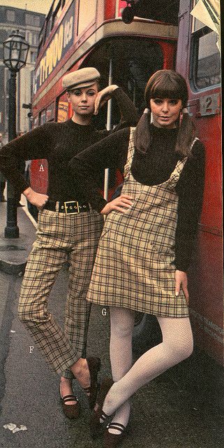 Fashion shoot on a London Routemaster bus. Mary Quant for J.C. Penney 1966 40s Mode, Celana Jogger Wanita, 70s Mode, Fashion 60s, Moda Do Momento, 1960 Fashion, Mode Retro, 60s 70s Fashion, Fashion 70s