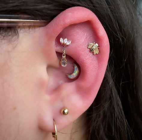 Skin Deep Olean on Instagram: “Wow! Just wow! @bodygems @junipurrjewelry @hialeahfinejewelry #helix #piercinghelix #coracao #piercing #alternative #conchpiercing…” Contra Conch Piercing, Piercing Arrangements, Conch Piercing Aesthetic, Ear Setup, Aesthetic Piercings, Piercing Aesthetic, Ear Styling, Ear Ideas, Constellation Piercings