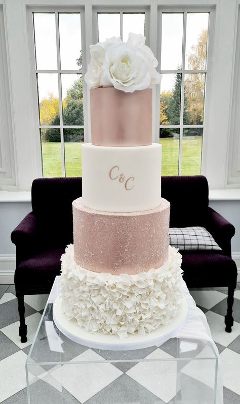 White Glitter Wedding Cake, Honey Bee Wedding, Swynford Manor, Bee Wedding Cake, Rose Gold Wedding Cake, Gold And White Cake, Glitter Wedding Cake, Champagne Wedding Cakes, Xv Ideas